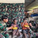 PRAJURIT HABEMA BERKOMSOS AJAK ANAK-ANAK KAGO SANTAP SIANG BERSAMA